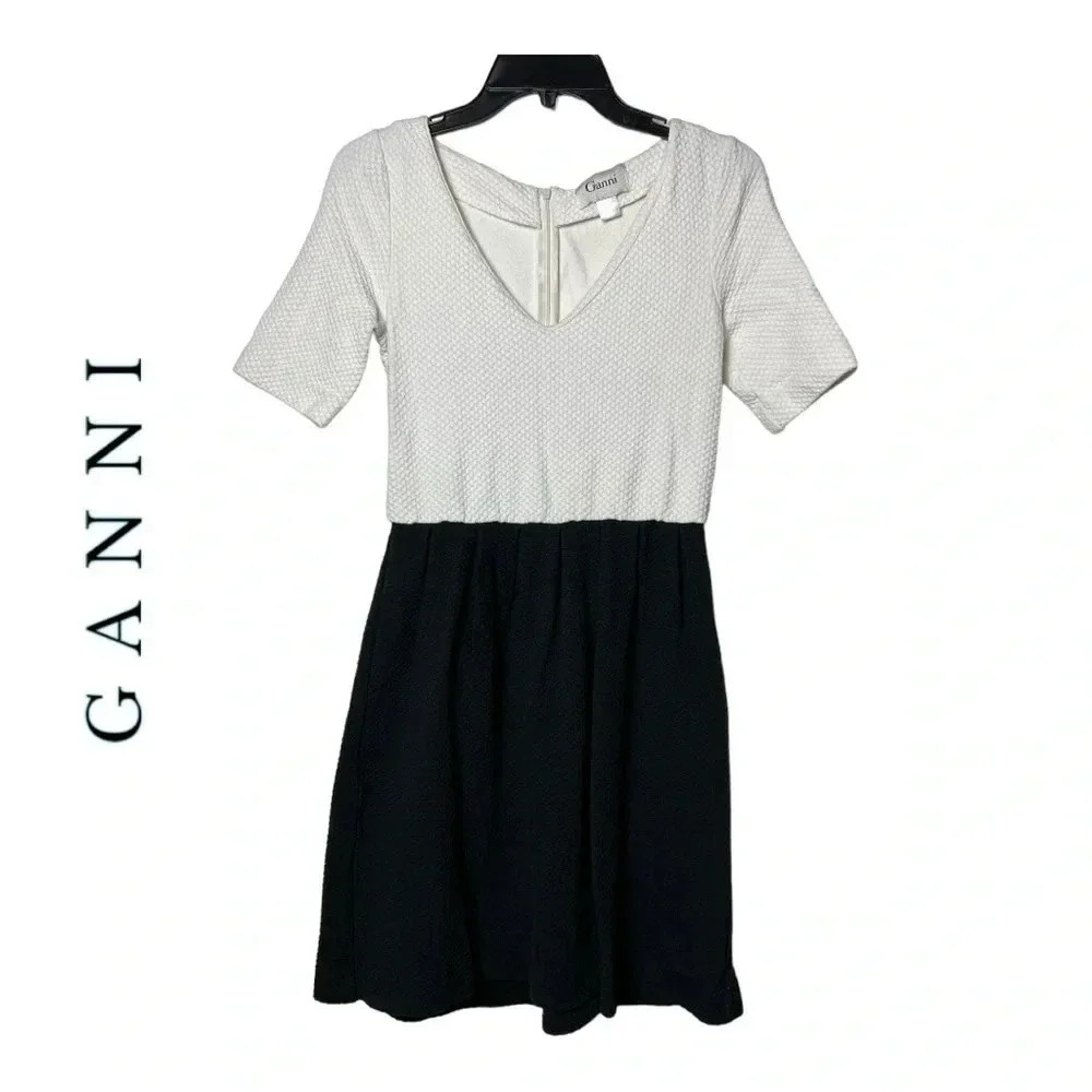 1599. GANNI BLACK AND‎ WHITE IN COLOR FIT AND FLARE DRESS SIZE MEDIUM